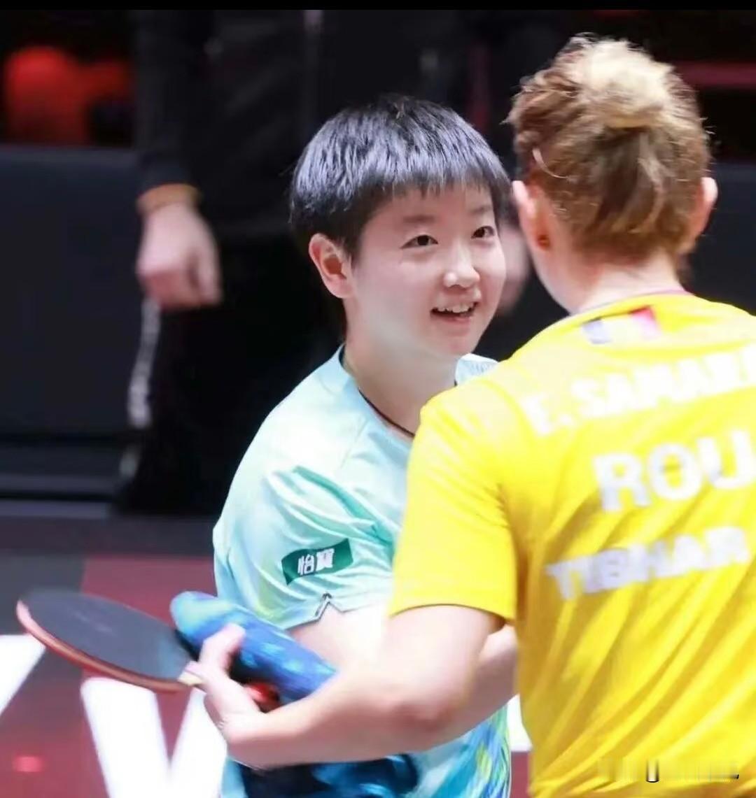 看我们中国的孩子长着一张干净漂亮纯粹真诚善良的娃娃脸。孙颖莎在赛场上公平公正尊