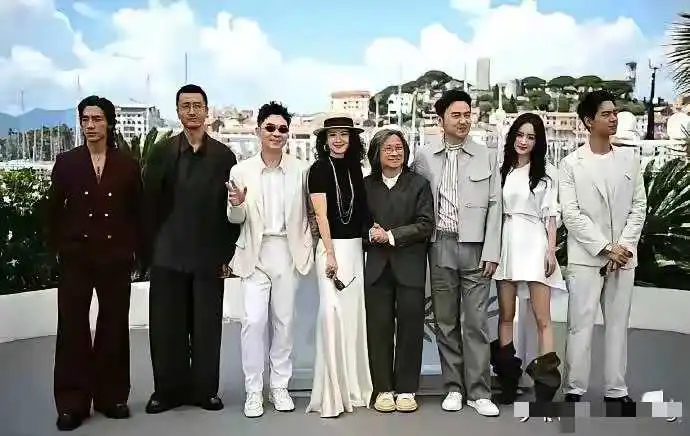 娱乐圈很现实，越居中的咖位越重。