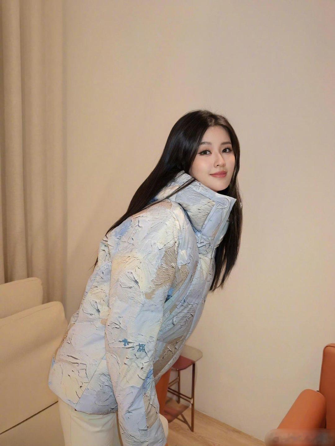 不仅面相变了，眼睛也比前几年有神了，看来美女嫁对了人