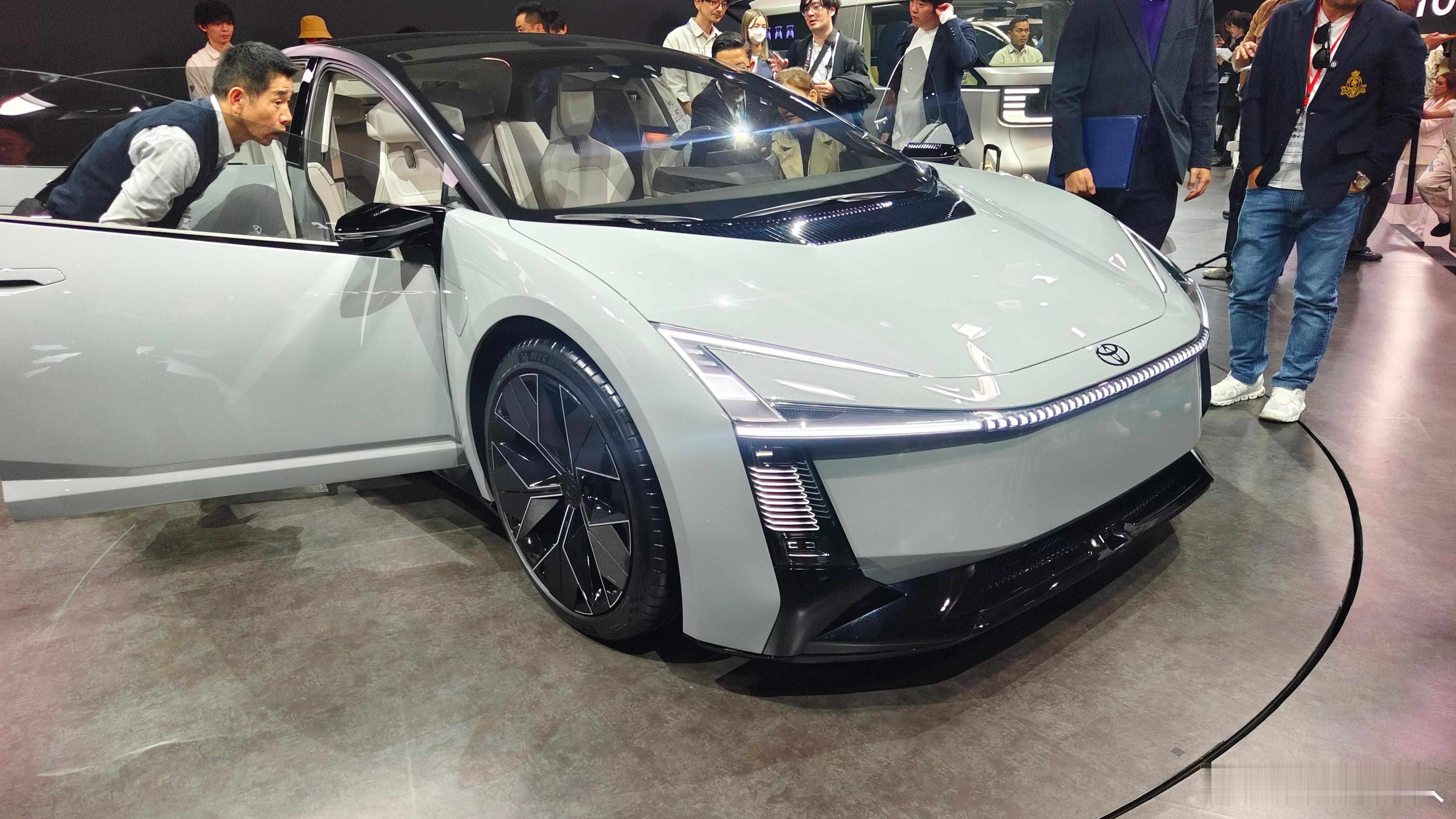 东京车展这是卡罗拉（CorollaConcept），是丰田新研发的模块化纯电