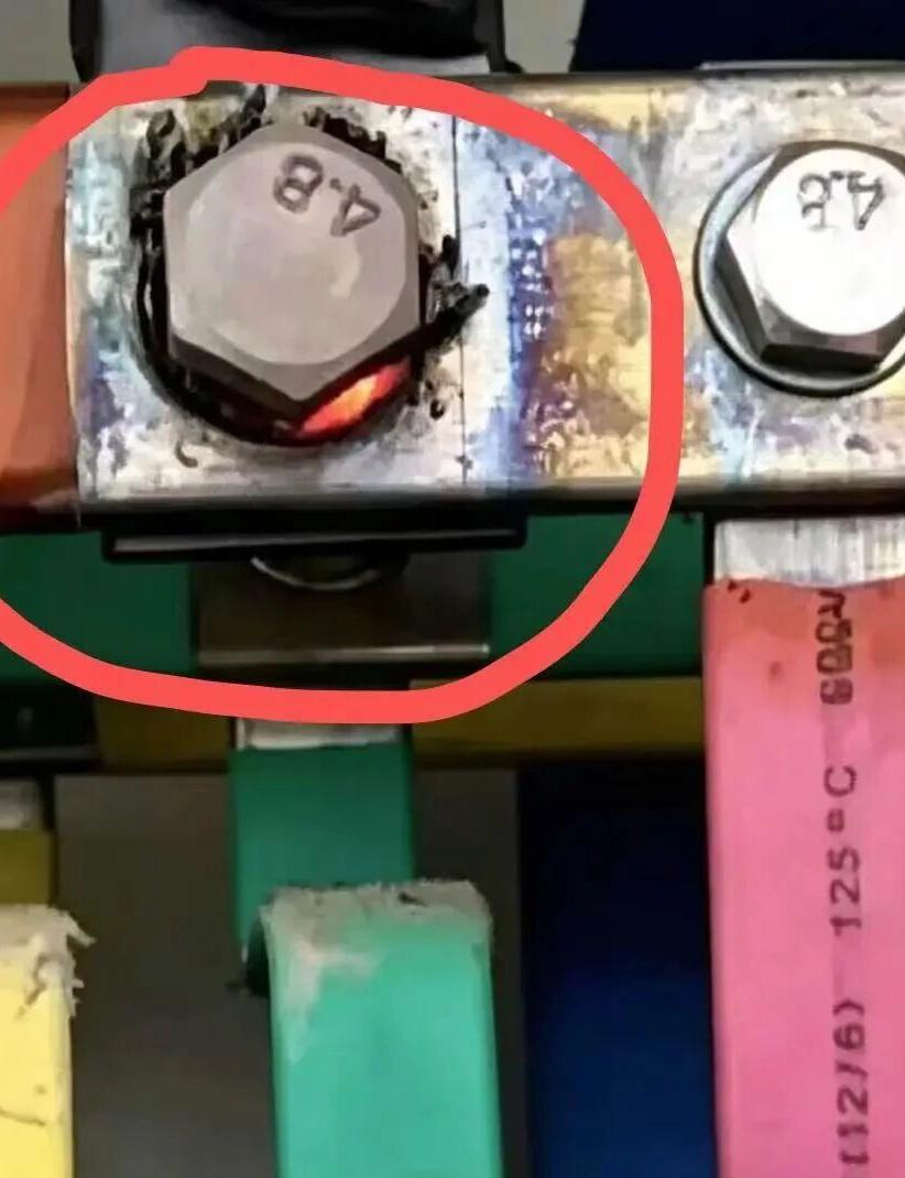 要果断拉闸，还是装成没看到？电工老李纠结了半天，还是拿起手机按下领导的电话号码！