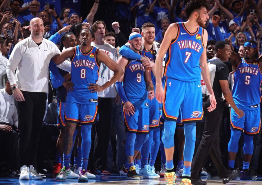 雷霆队这波操作，确实有点不讲武德，138比89狂胜太阳，赢了整整49分，亚历山