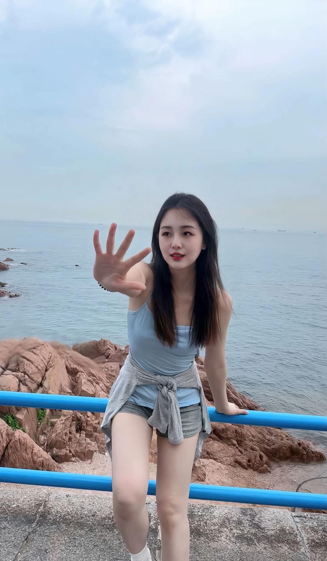 海边摆拍的小姐姐