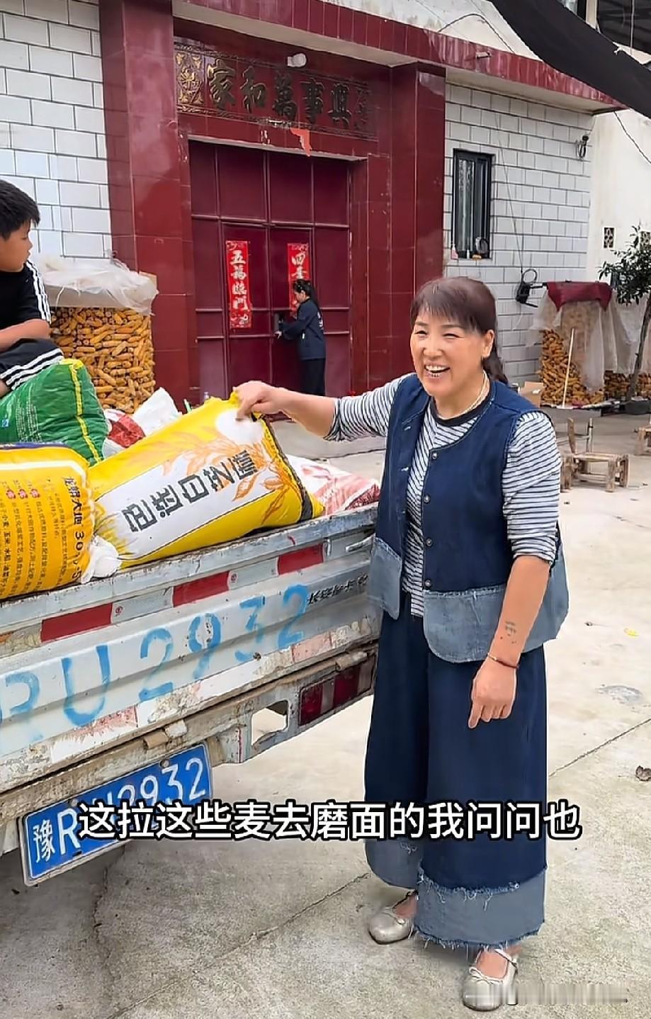 小故事！大飞和两个小孩坐在车上，等着高锐过来开车走。这时刘二蛋凑