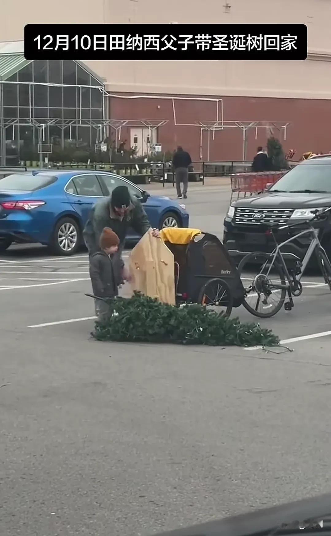 美国民众正在热闹的准备圣诞节，中国却还在鼓励大家静悄悄的过春节。12月10日，在