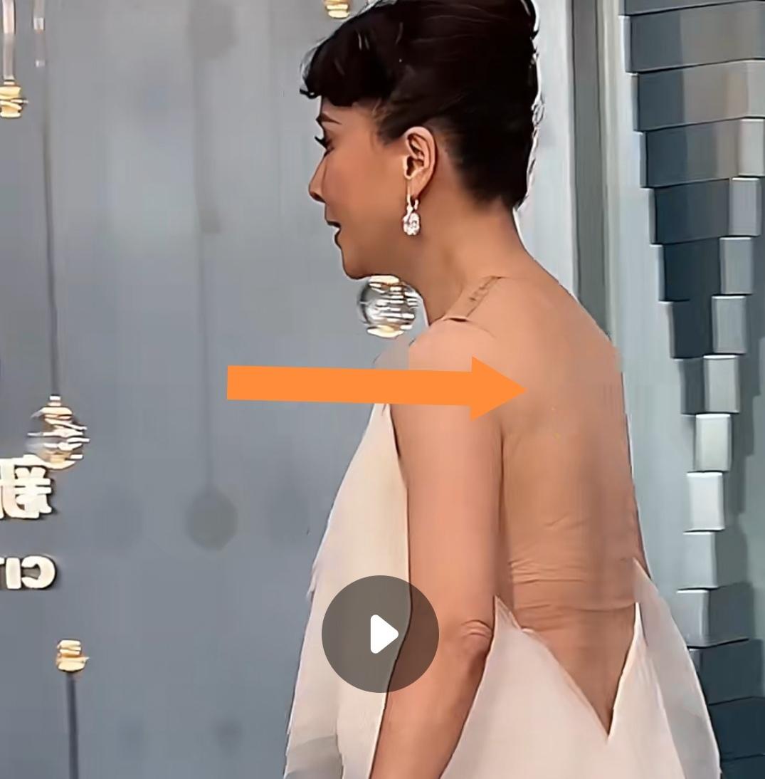 常有声音议论，年近花甲的刘嘉玲穿衣风格依旧大胆惹眼，尤其是一身白色“露背”晚礼服