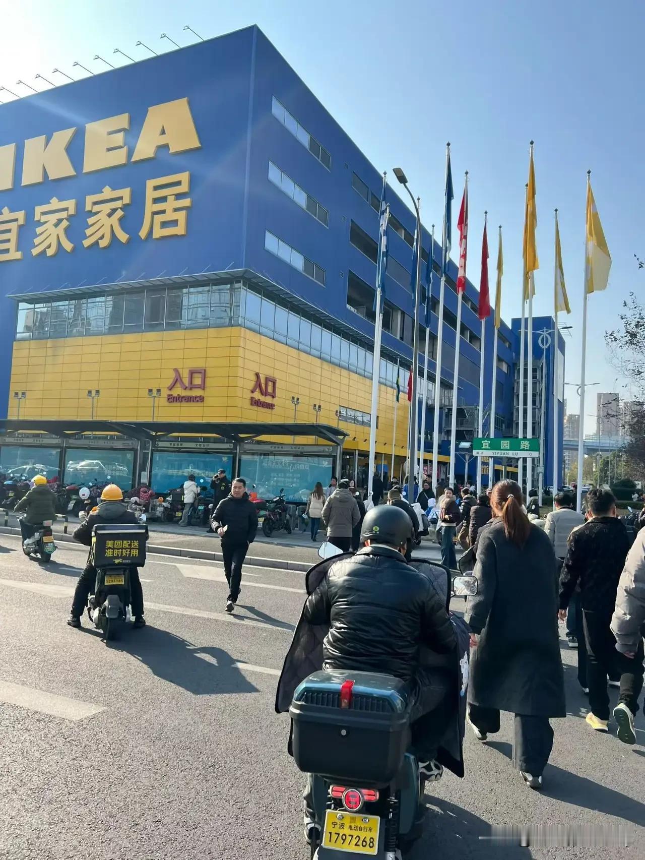 宣布闭店后的宜家人满为患！很久没有去宜家购物了，在电商年代，小件家用到平台购买，