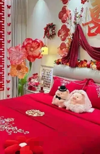 我朋友家儿子昨天结婚，婚礼举行一半，婆婆宣布取消婚礼。原来是在婚礼举行时，在台