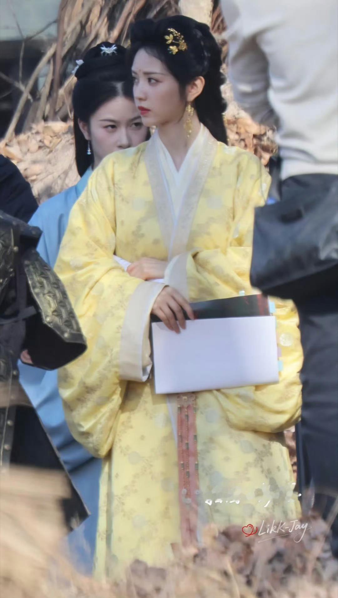 田曦薇嫁金钗黄裙路透，一口吃掉这个奶黄包！