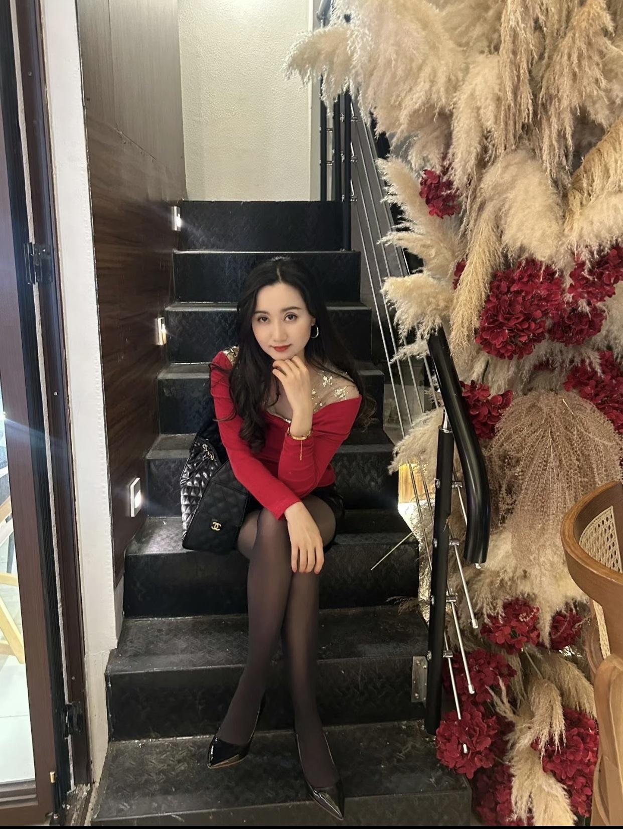 女人最耐看的长相是什么样的眼神温柔又坚定，笑起来时嘴角微微上扬，亲和力十足。她的