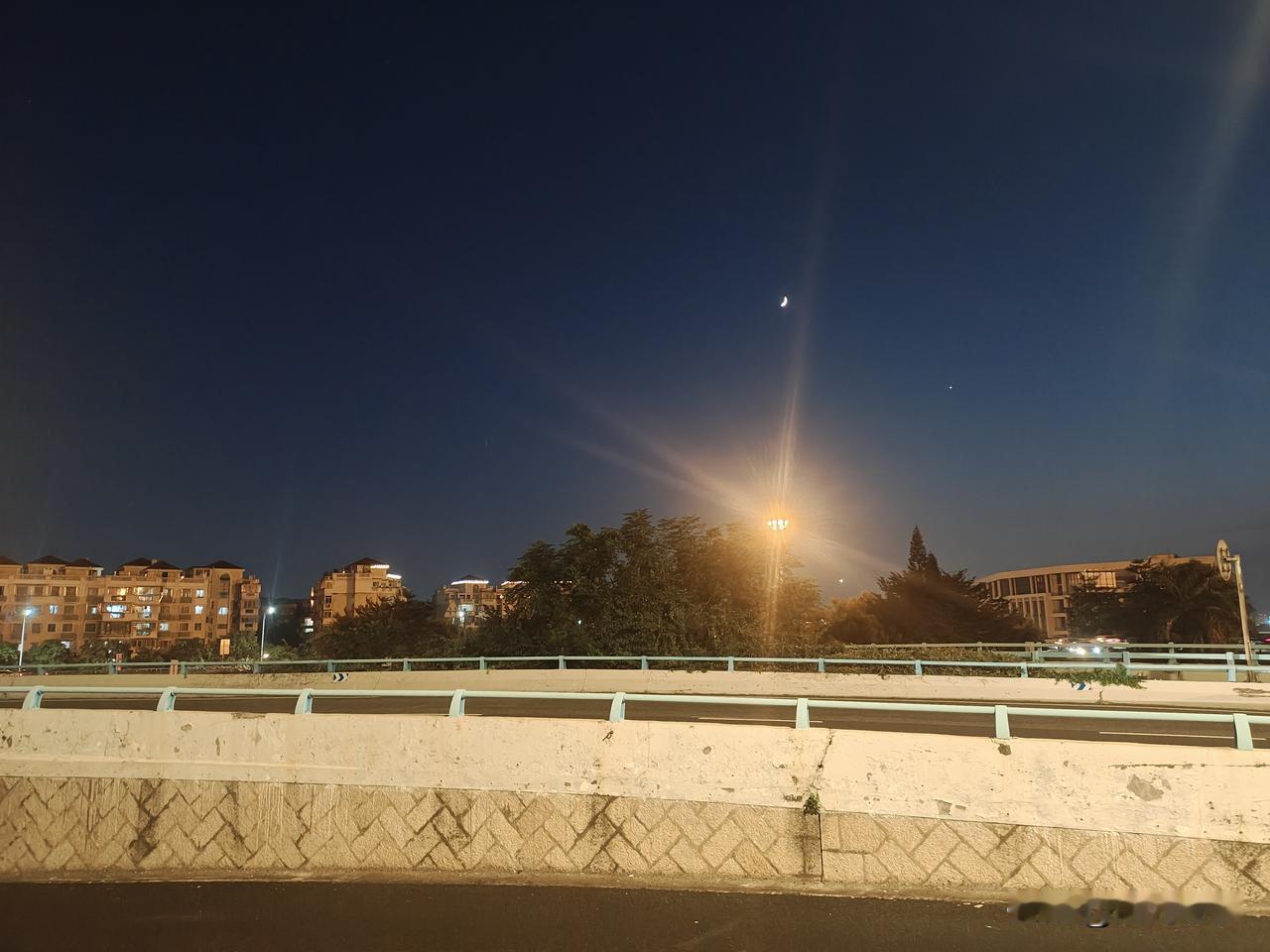 ✅核心操作要点1. 提前降速：雨天路面摩擦力下降，降低车速，拉大跟车距离，