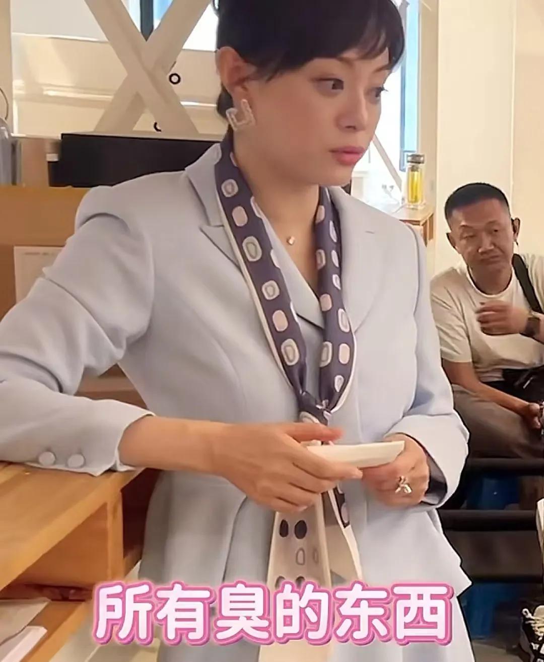 孙俪片场跟导演讨论自己爱吃的东西，她说所有臭的东西，她都喜欢，自己也特爱吃臭豆腐