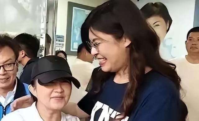 台湾省“高雄台独少女”3年多之前曾扬言要“手撕解放军”，如今交了大陆男朋友之后，