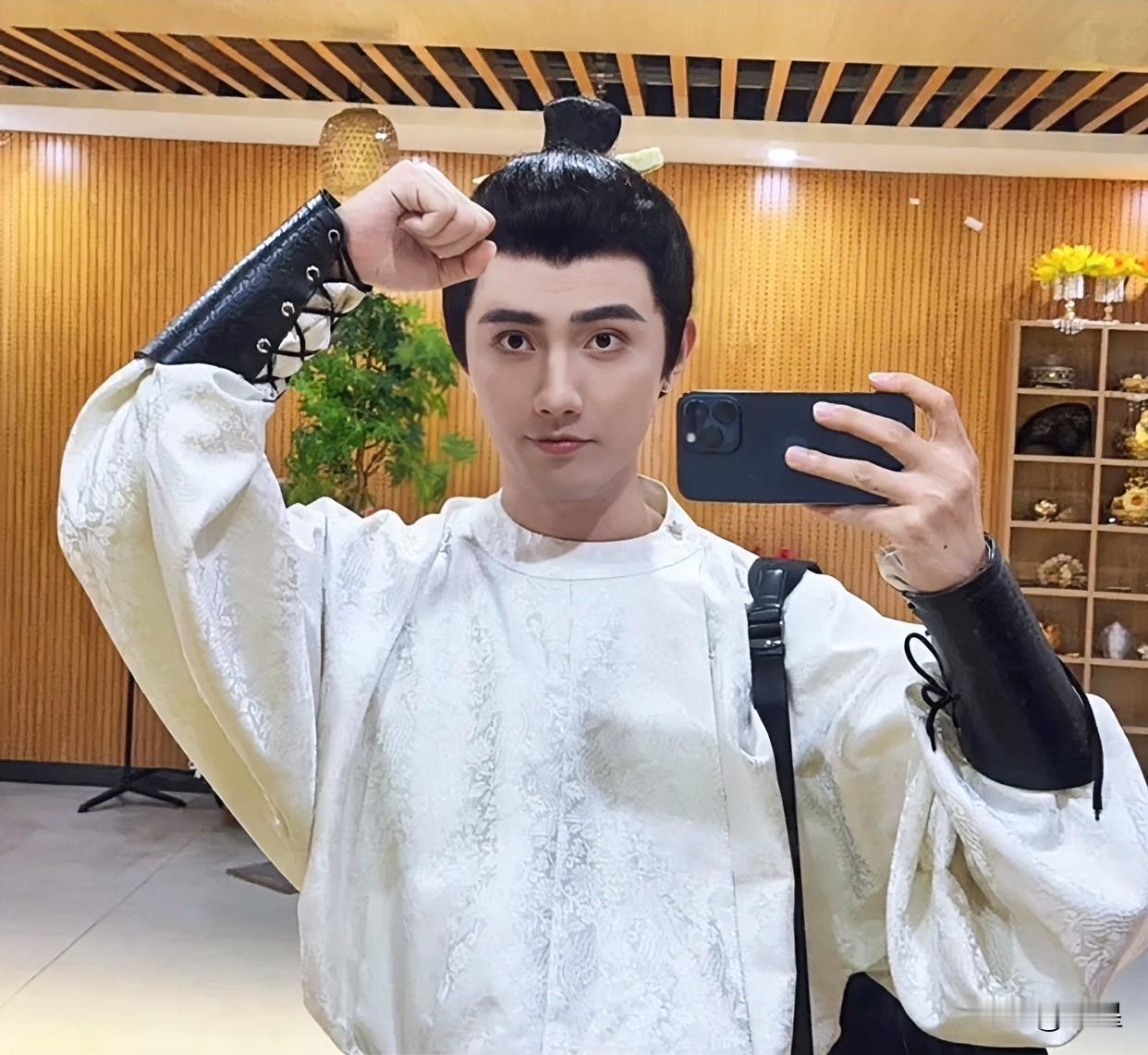 你敢信这是鹏鹏古装扮相也太帅了吧跟现代装完全是两个人还有一个小时鹏鹏的“