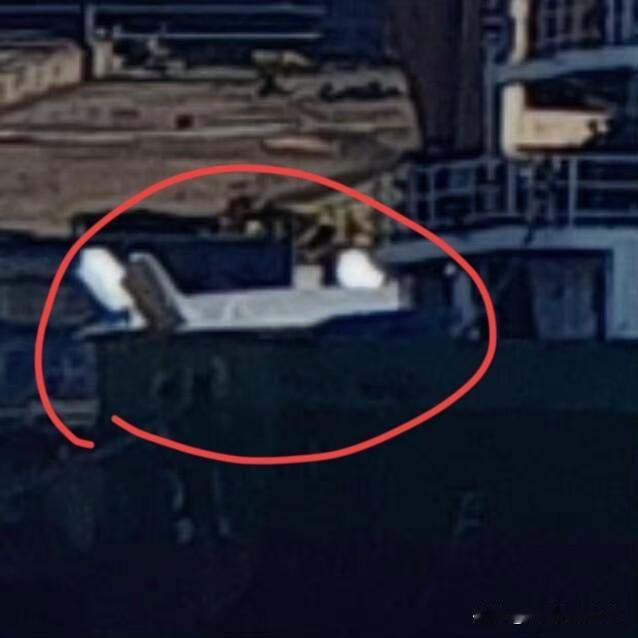 有意思，没想到咱们的076大平板，甲板上居然出现了第二款未知型号的隐身无人机！[