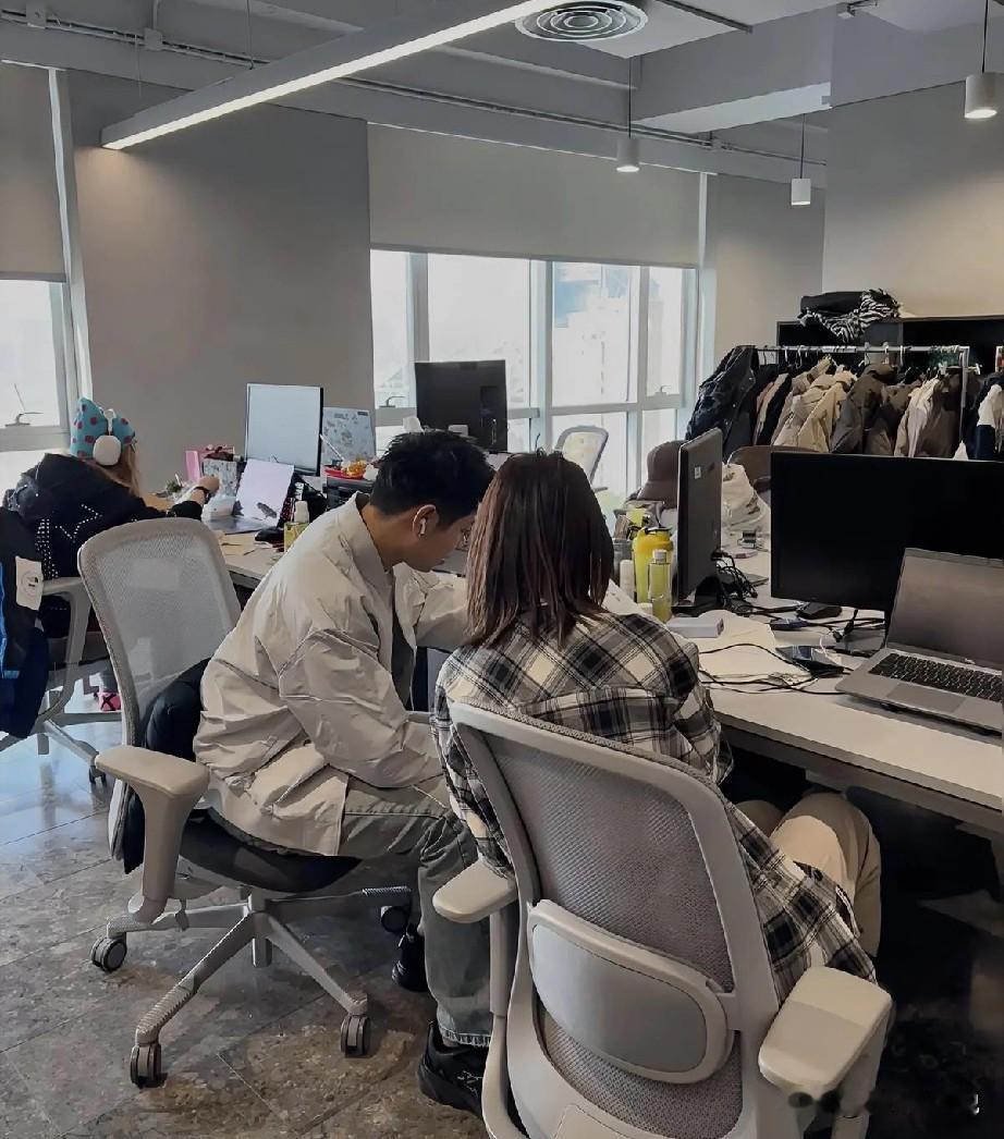 研发很多员工都喜欢上班工作的时候戴一个大耳机，这让公司新来的领导感到不太理解：我