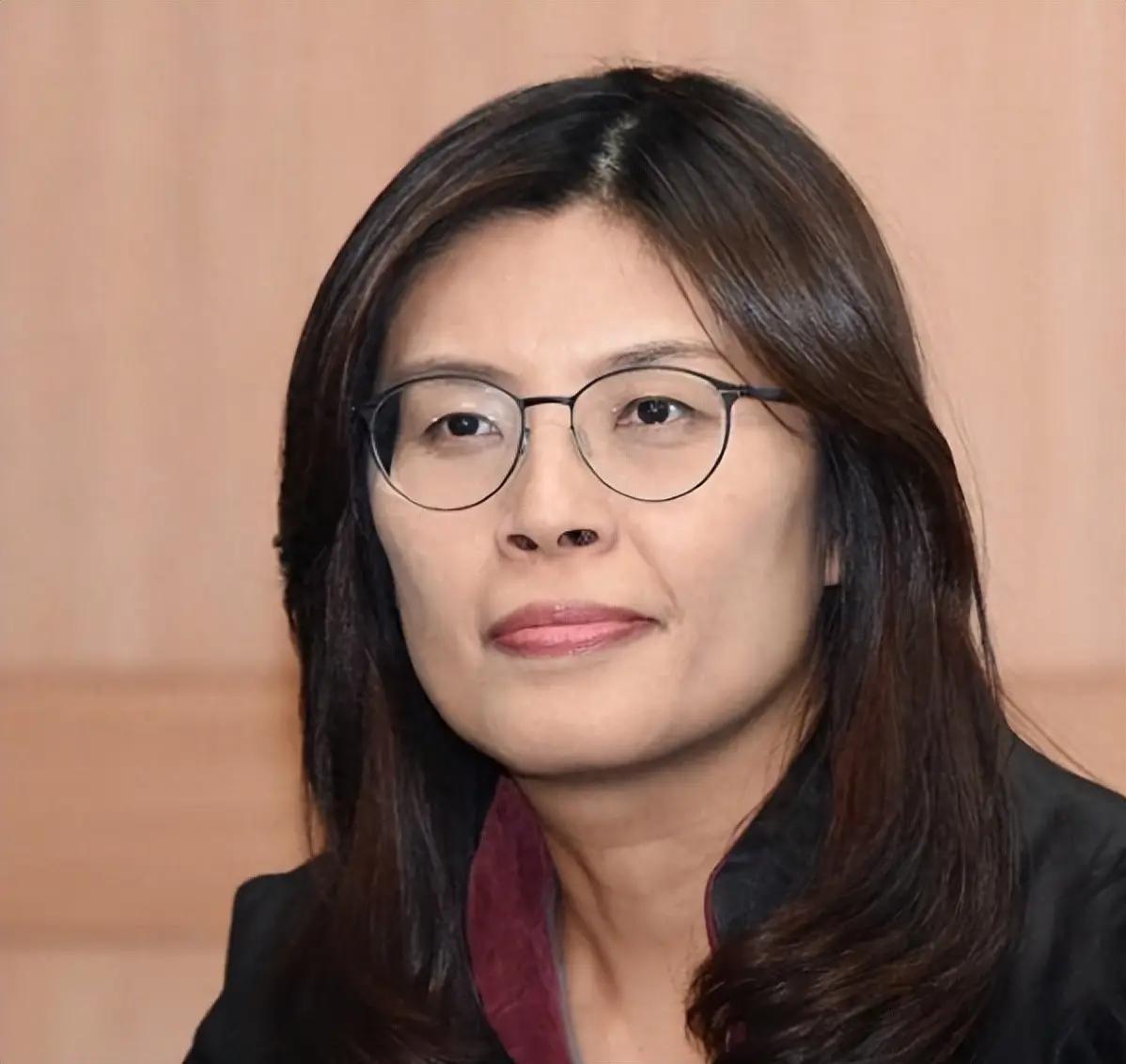 美国对郑丽文当选的态度估计挺复杂。在台湾政治里，美国一直想掌控局面，谁当“老大”