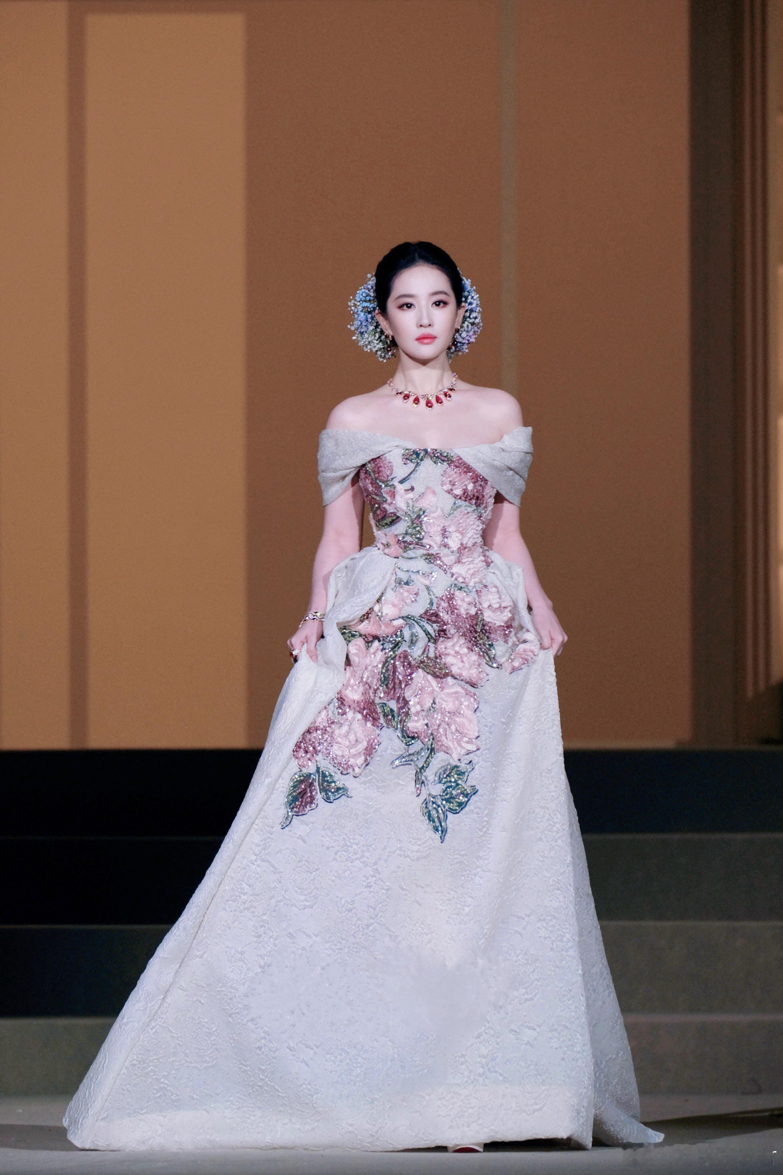 刘亦菲刘亦菲VOGUE盛典活动第四组美图刘亦菲​​​