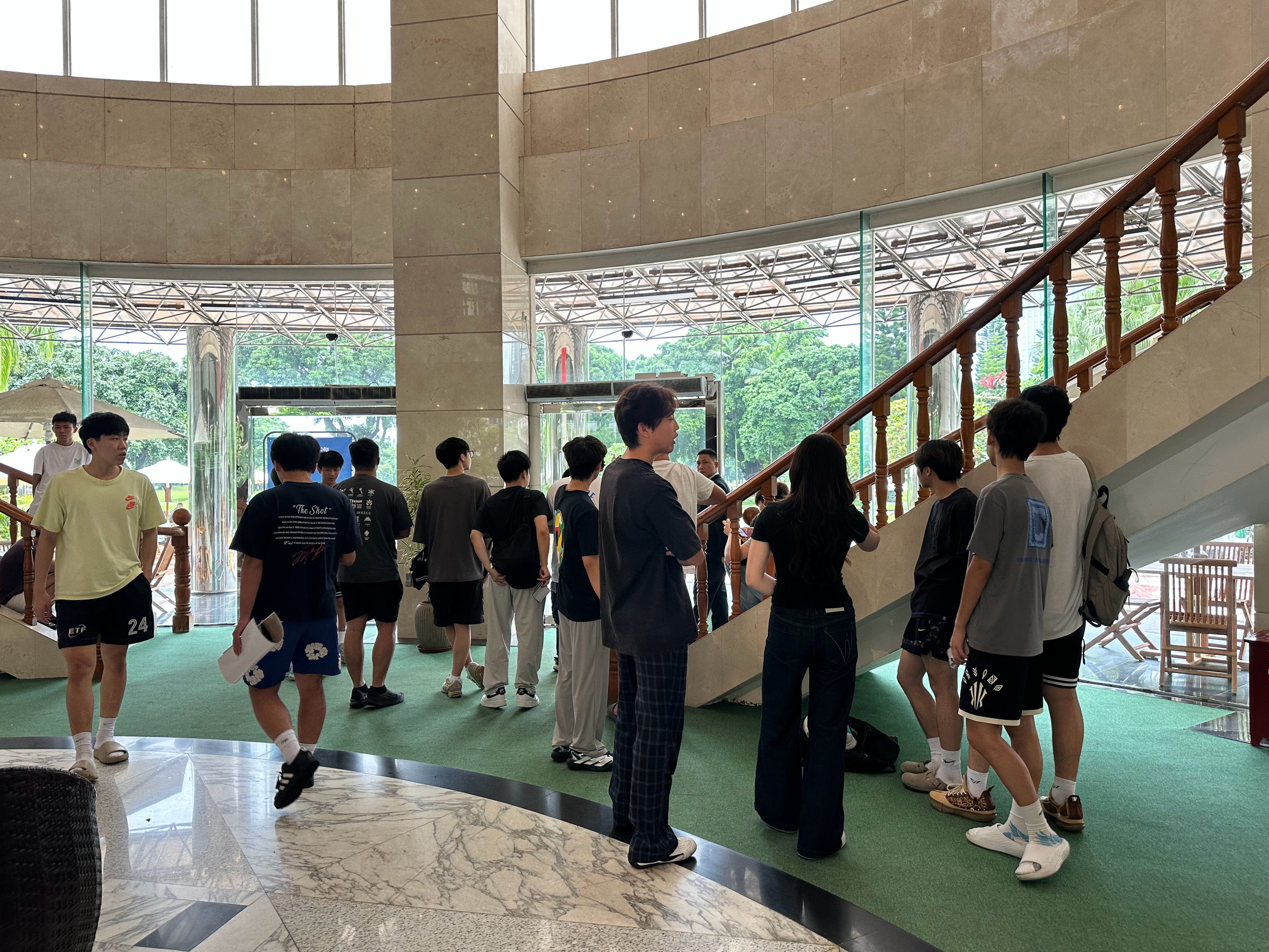 这些都是来看保罗乔治的粉丝，自我感叹一下，年轻真好，让我现在追也追不动了。