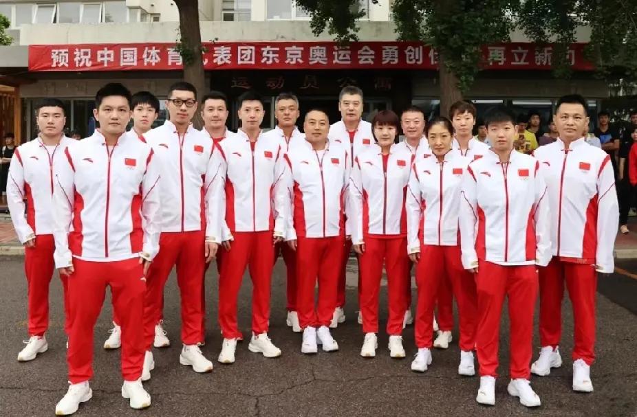 刷到国乒这两张对比照，狠狠感慨了！2021年，莎头在队伍里还处于靠边位置，王楚钦