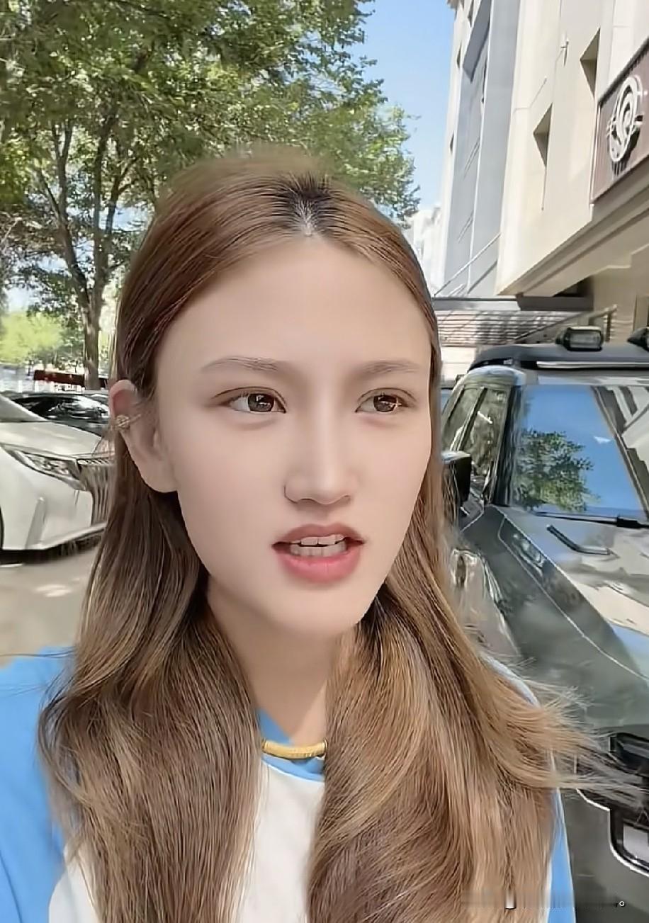 小故事！这是小曼，她是郭老大的媳妇。小曼不仅人长得漂亮还格外心疼郭