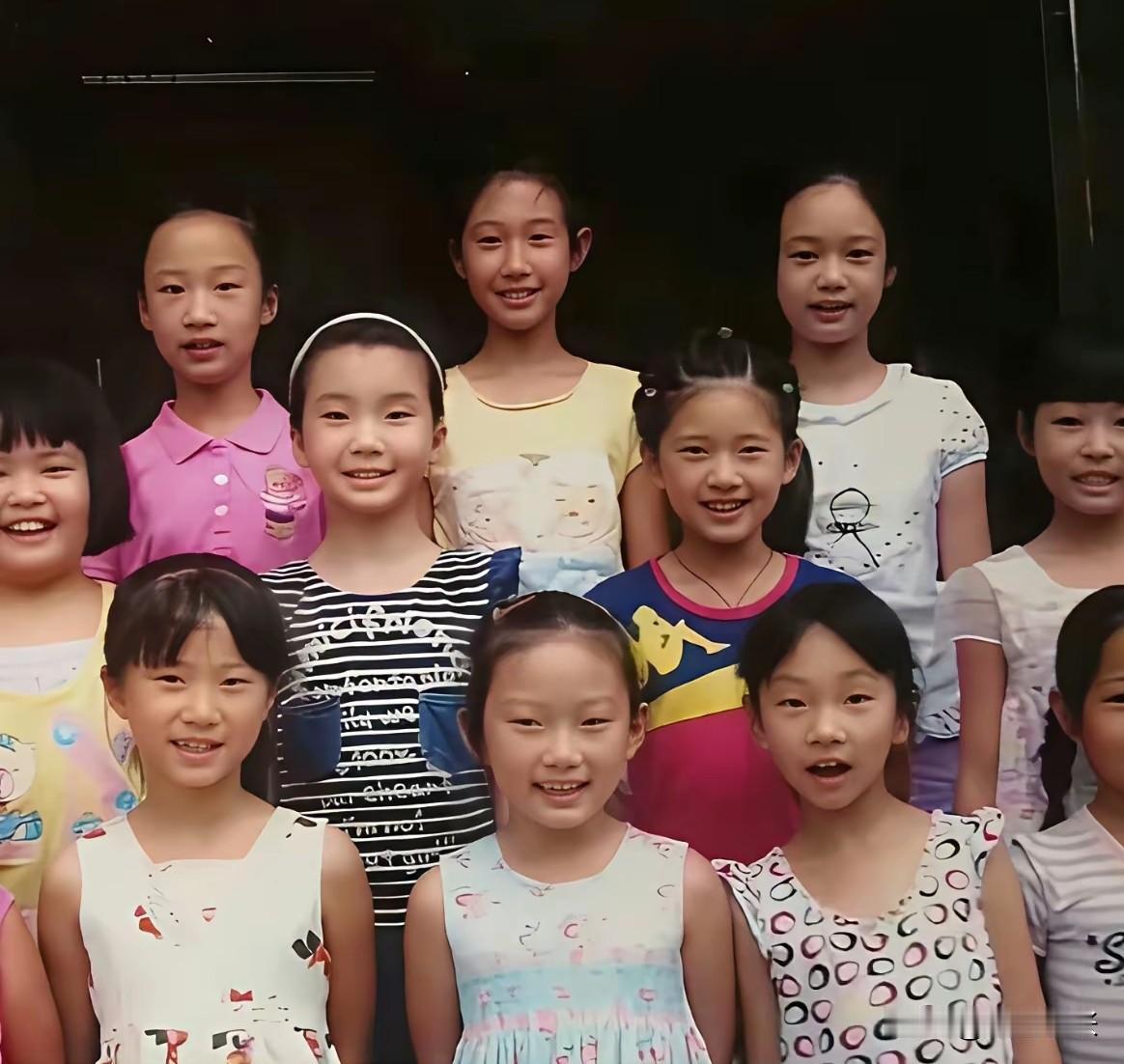 赵露思的小学毕业照，你能在毕业照里一眼认出她吗？