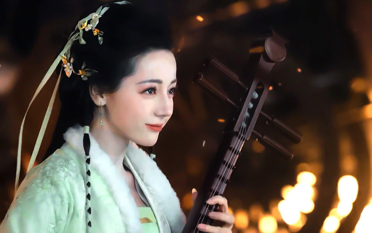 目前看了两集白日提灯，挺好看的，迪丽热巴在这部剧里又美出新高度，演技也很好，台词