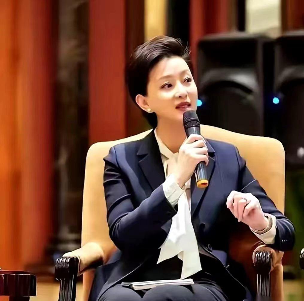 杨澜大概也想不到，他的前夫张一兵，是这么体面又低调的男人。两人离婚后，他就与杨澜