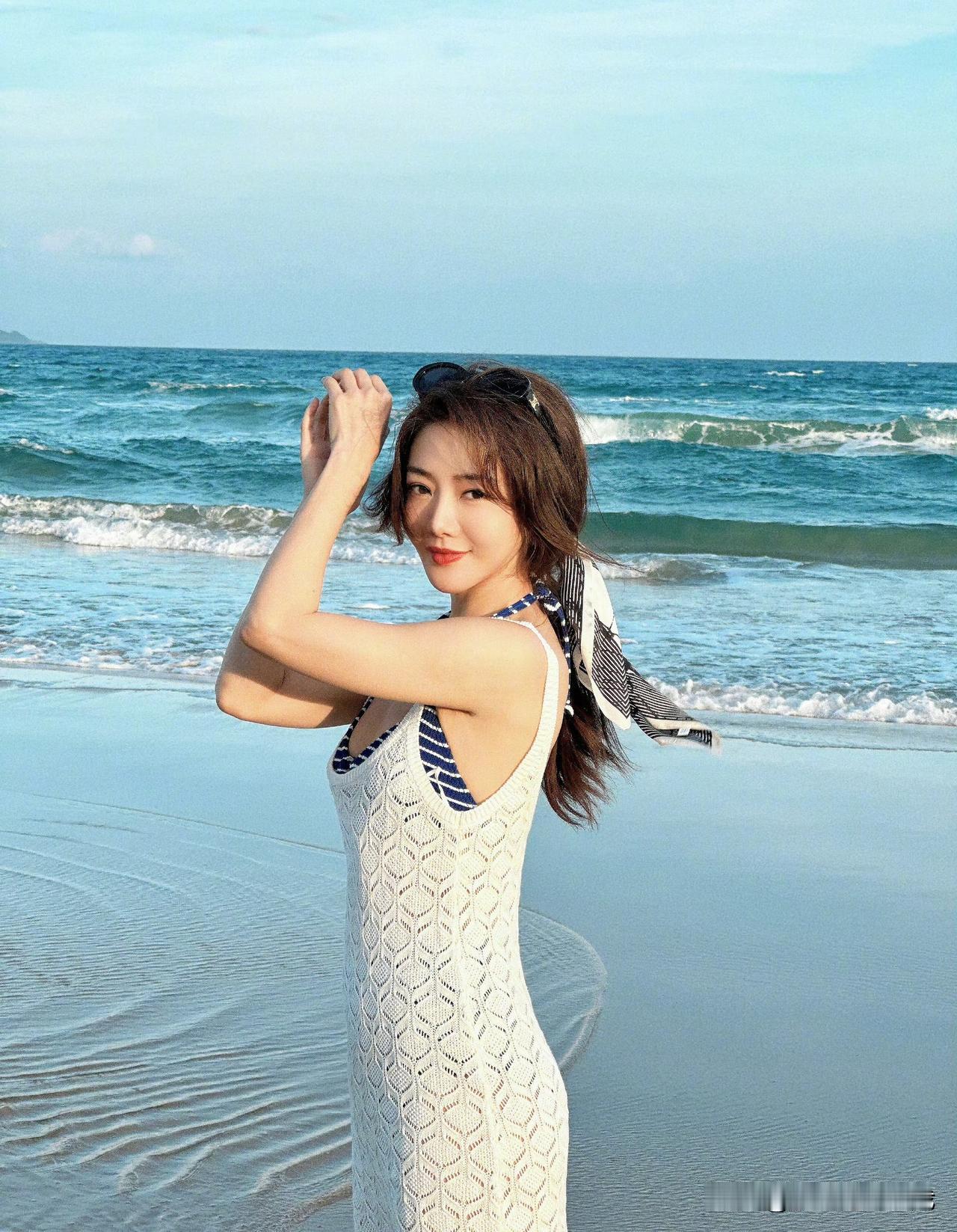 邓家佳海边写真