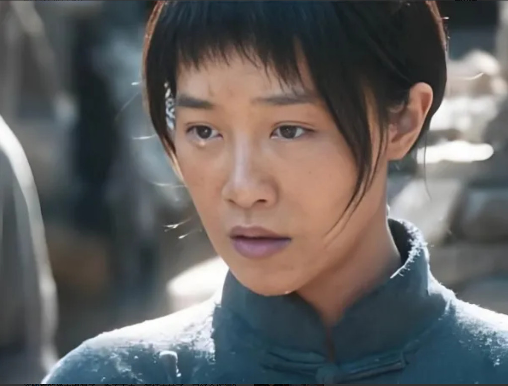 大家发现没有？蓝盈莹身上好像有种“反差玄学”——她演主角和演配角时，给人的感