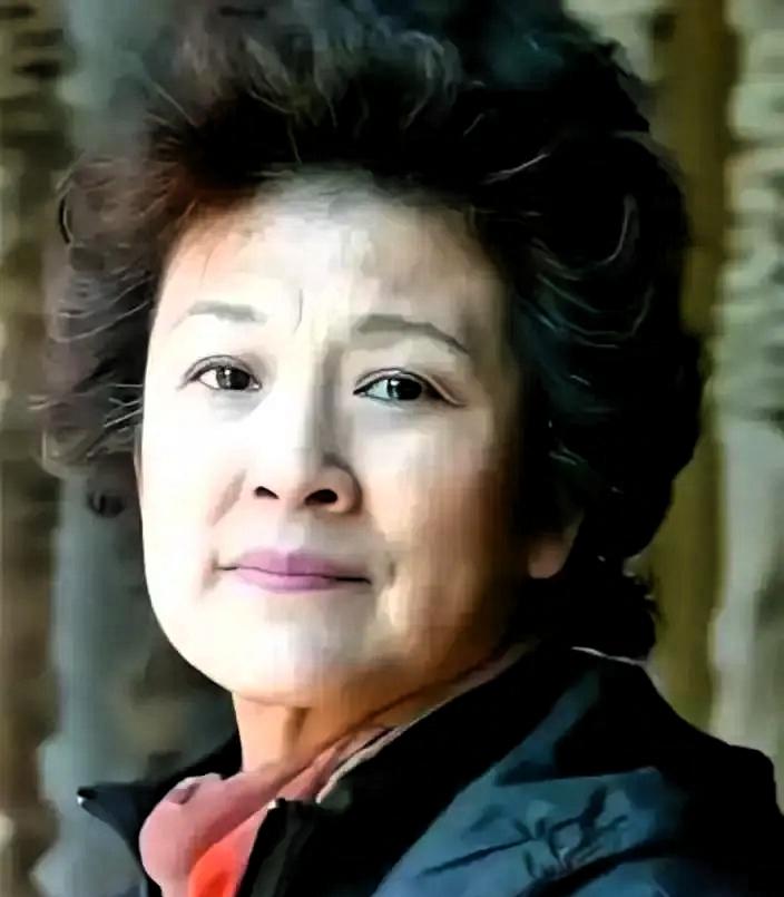 61岁的宋春丽和丈夫坚持丁克三十几年，直到2012年一天，好友邓婕到宋春丽家中做