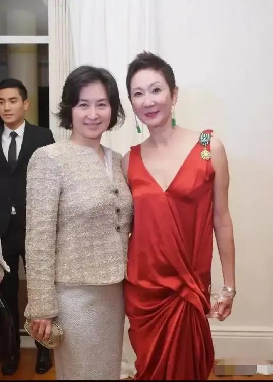 施南生与何超琼合影，女强人的优雅就是年龄的馈赠；林青霞和施南生合影，岁月从不败