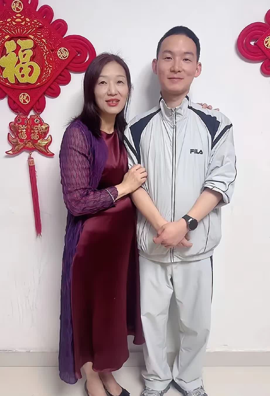 谢妈不太愿意在镜头前露脸，是为了给自己留点空间吧？可结果那些照片却被用来帮谢爸应