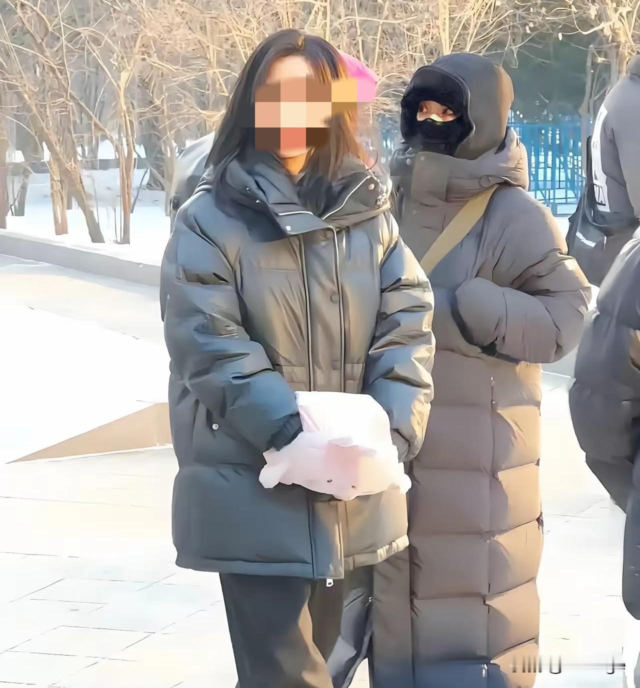 真的笑不活了穷人想体面过冬没错但哈尔滨那女生花2600买羽绒服不剪吊牌，摆