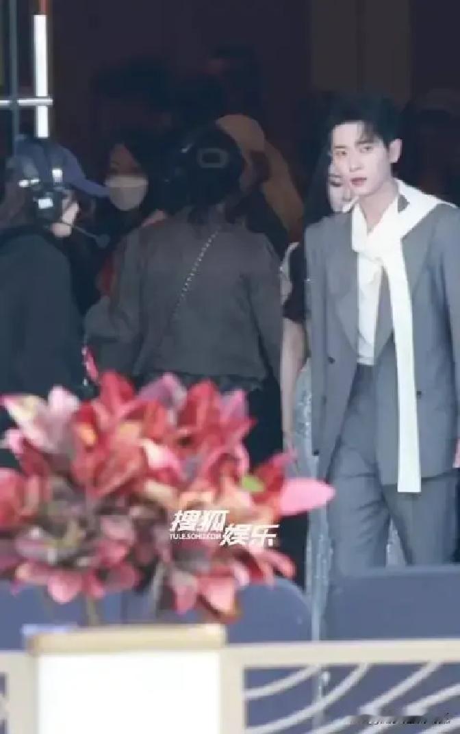 他扶了三次。不是剧本，没有彩排。孟子义的高跟鞋卡进红毯缝隙的瞬间，他手已经