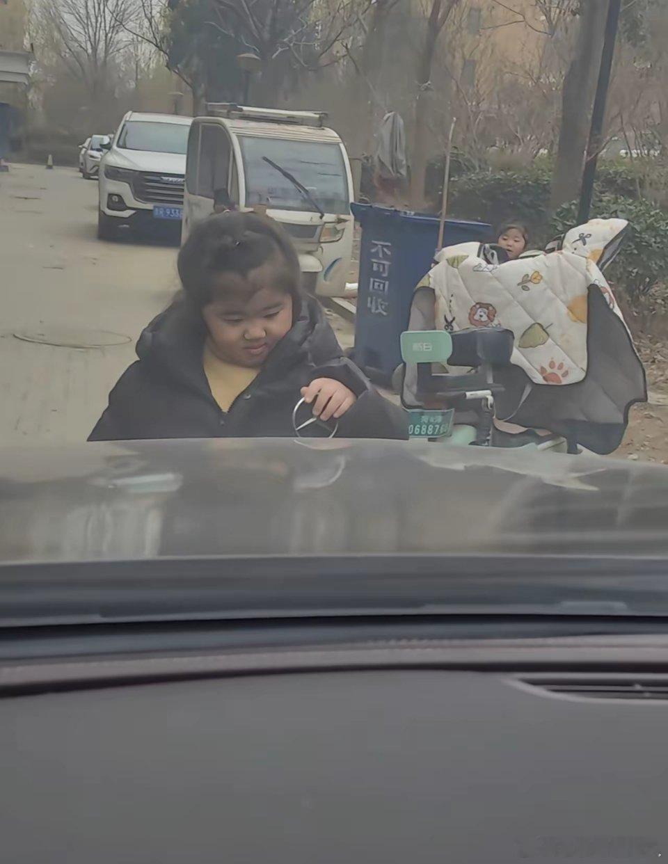 怎么说呢！活该这山东大哥开奔驰！小姑娘掰奔驰标玩，车主大哥就在车上坐着，觉得可爱