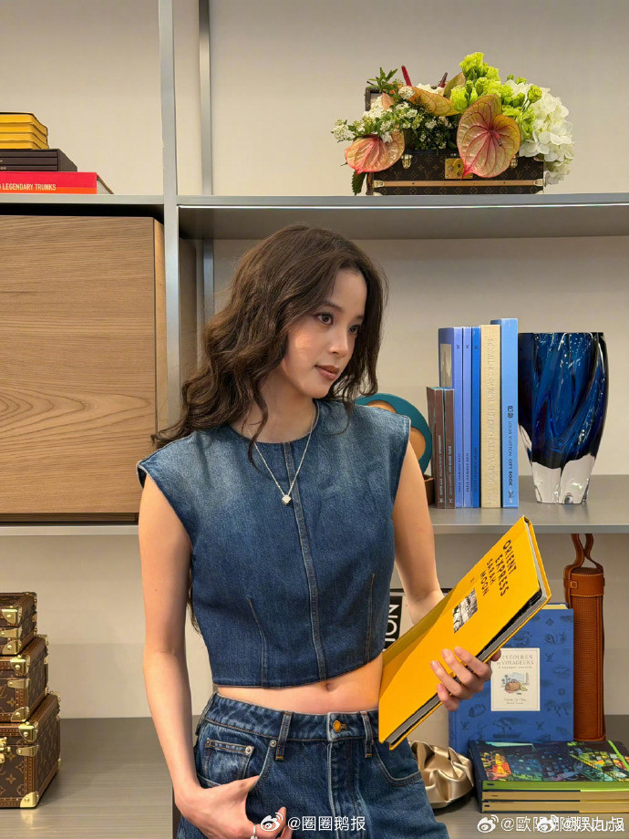 欧阳娜娜朋克风卷发欧阳娜娜更新上海F1观赛图✨赛博朋克风卷发自带机能感，又帅