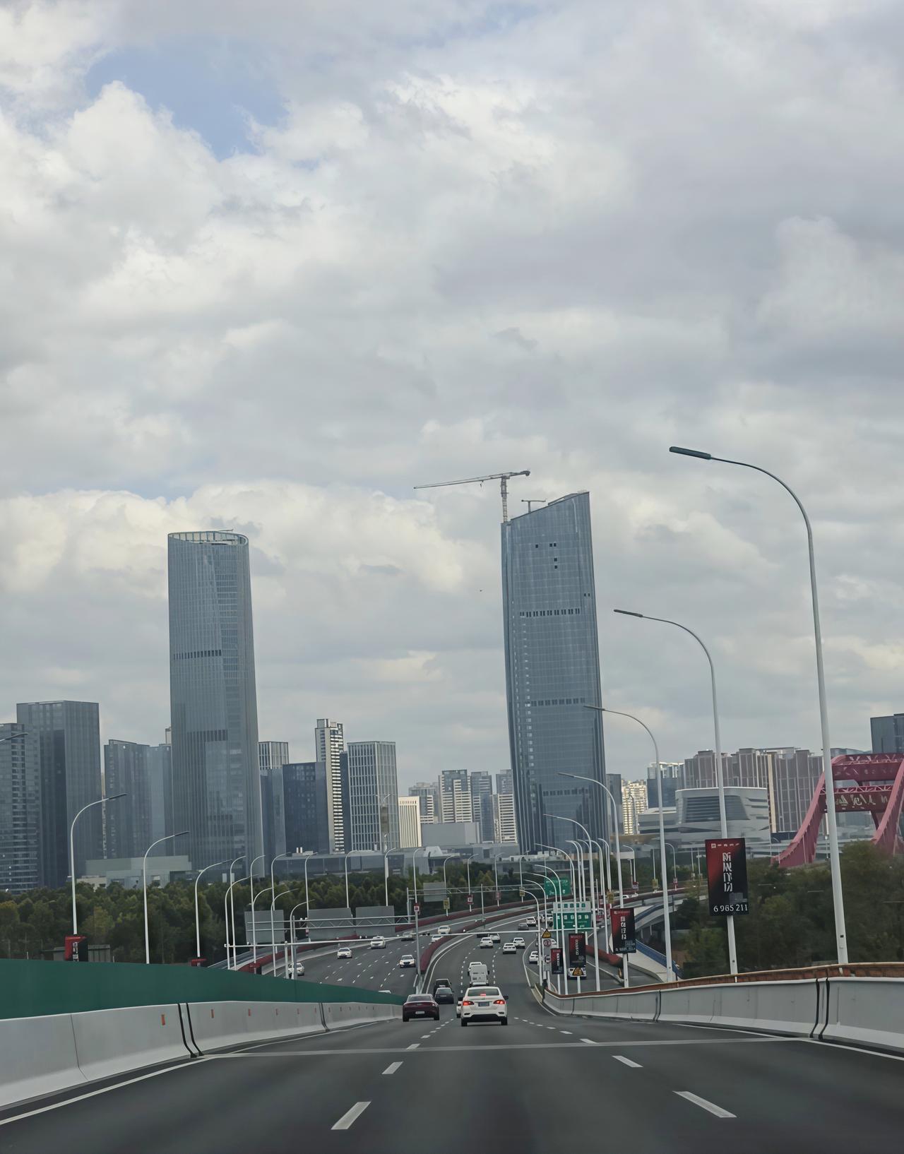 自驾从广东来到赣州了，发现市区城建还是不错的，和惠州差不多，写字楼挺多的，高架路