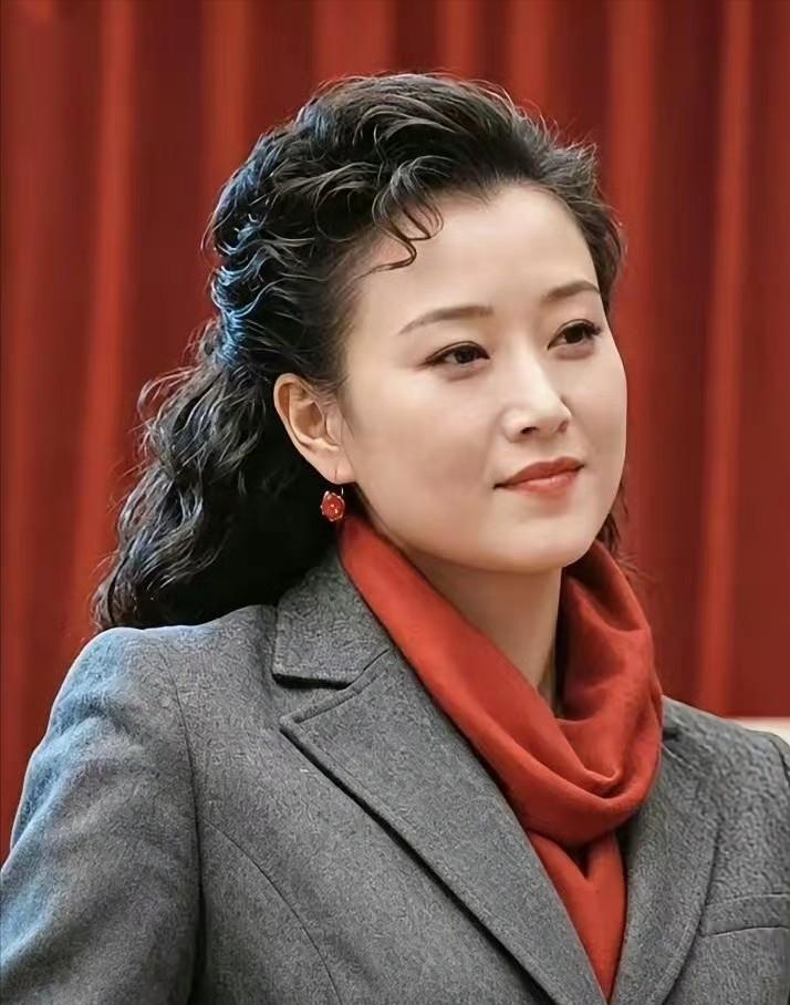 我觉得宋祖英才是真正聪明的女人！她跟罗浩丁克了13年不要孩子，事业登顶后稳步回归