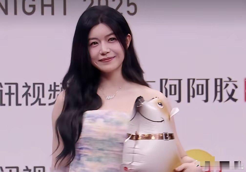 陈妍希谁能想到，她参加星光大赏时，周珂宇没有去，她反倒牵了一只小狗去了。陈妍希说