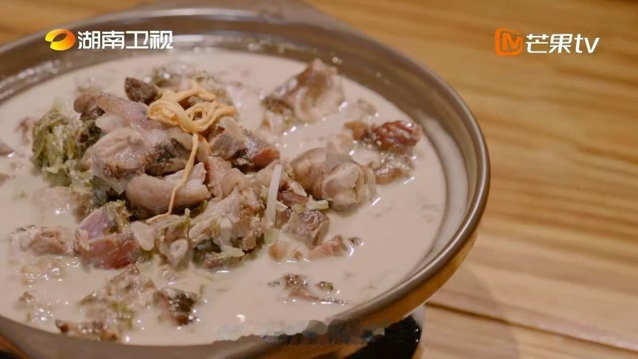 秋天来湖南最适合吃这道菜酸汤腊猪脚也太诱人！刘恋品尝这道湖南菜，喝汤豪爽，满满