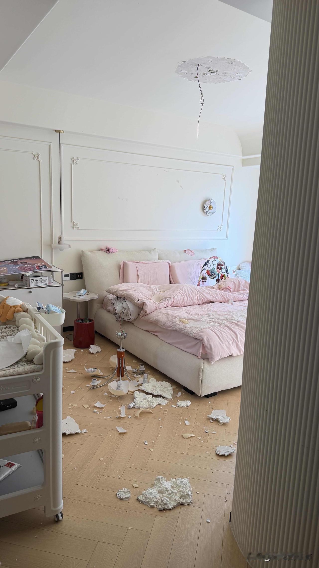 差一点掉下来就砸到人了石膏灯盘避雷时隔一年我又回来啦法式石膏灯盘吊顶避雷