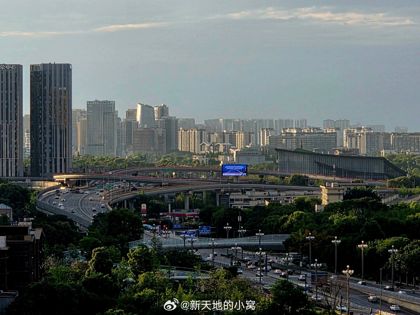 成都街拍这样的成都你确定不来一键进入成都的夏天夕阳手机摄影爱好者夕照蓉城，把城市