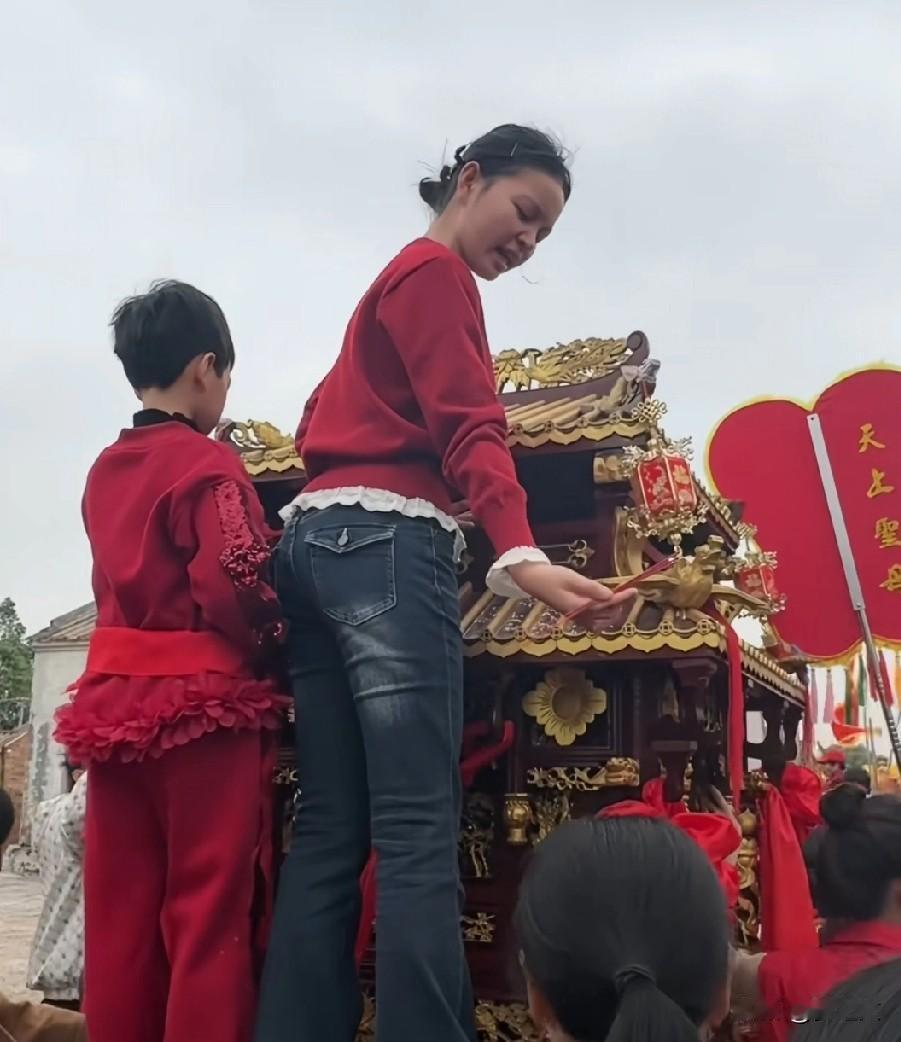 妈祖真的是选定的吗，这个小姑娘看着就是不一样，她的神态眼神就是很特别，可能这就是