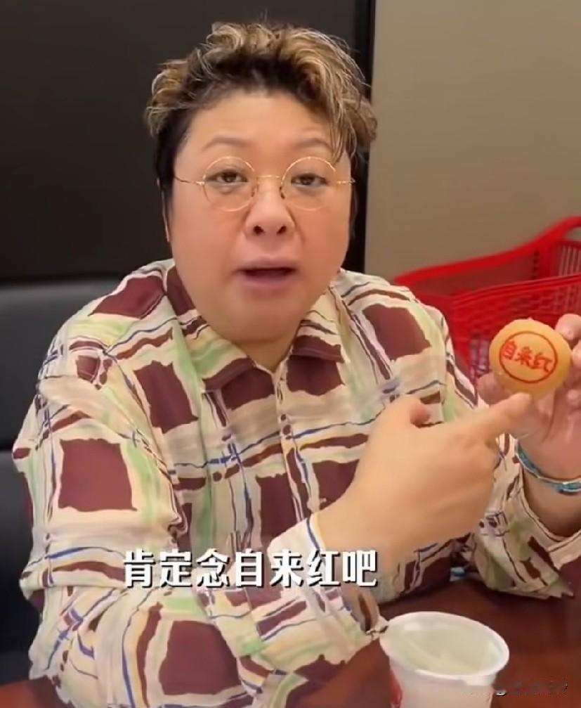 “这一般人吃不了的！”就她一个人不停吃不听说，太好表现了，是个人物。这么丰盛的