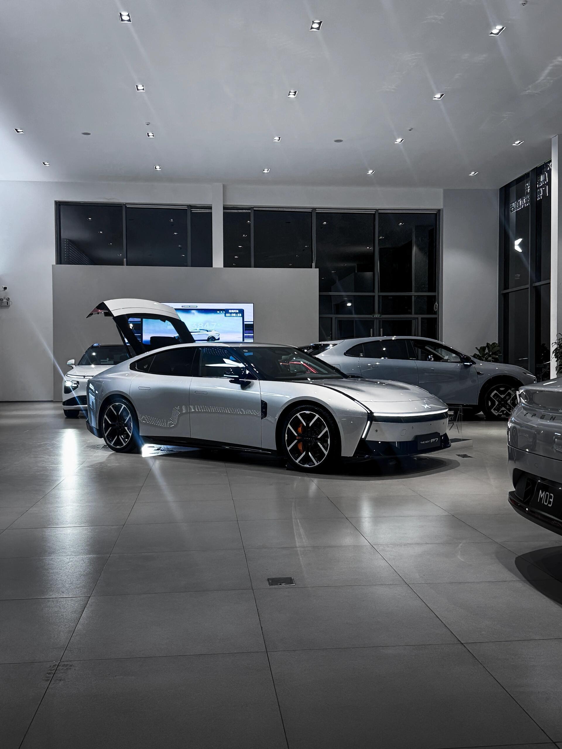 全新P7内饰这个坐姿真的太爽了很低向日葵屏可上下左右环抱感很强