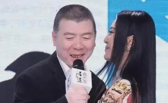 一次，冯小刚去医院探望朋友，一眼就看上了旁边年轻貌美的护士，刚准备要联系方式，旁