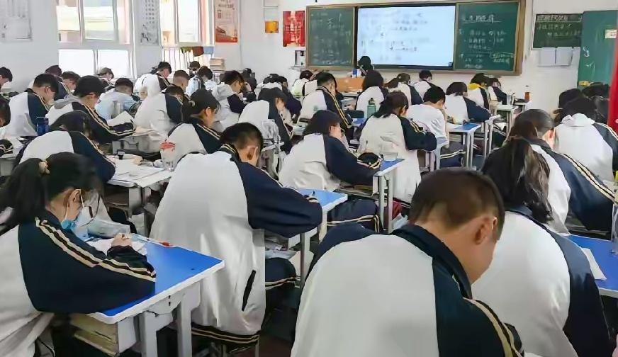 初中孩子掉队的顺序，没想到挺准的！1、先掉队的，是小学就控制不了手机的，到初
