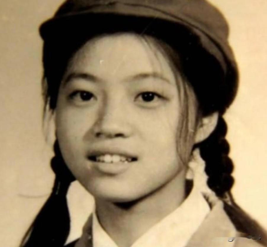 1968年，21岁的女知青廖晓东，嫁给了一贫如洗的老光棍。新婚夜，廖晓东一脸