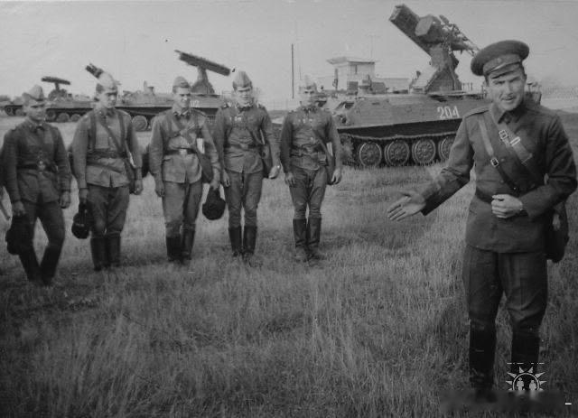 苏军SA13和SA9机动防空系统，是苏军伴随团营级机械化部队推进的野战防空系统，